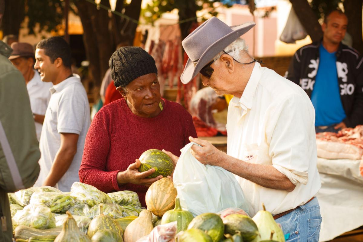 Bäuerin verkauft Gemüse auf dem Markt