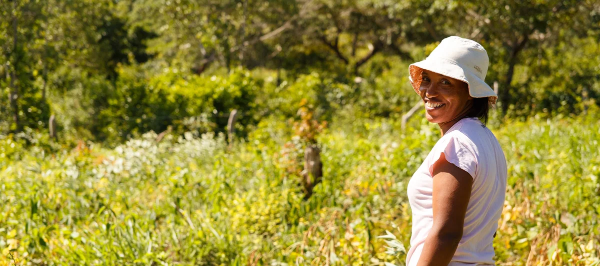 Frau im Garten in Brasilien