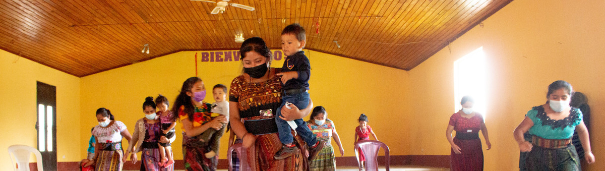 Mütter und Kinder am Spielen in Guatemala