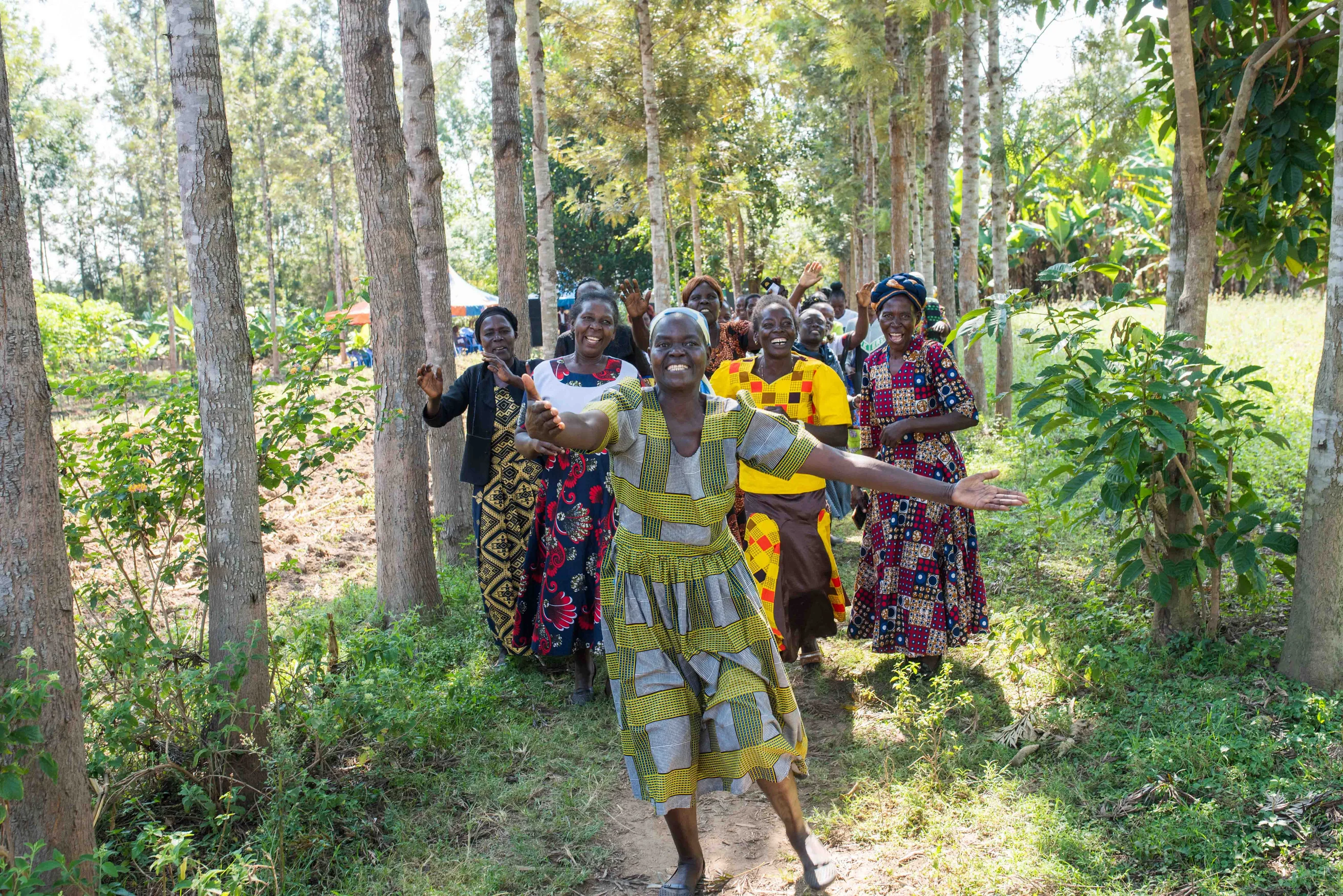 Frauen in Kenia zur Begrüssung bei einem Projektbesuch