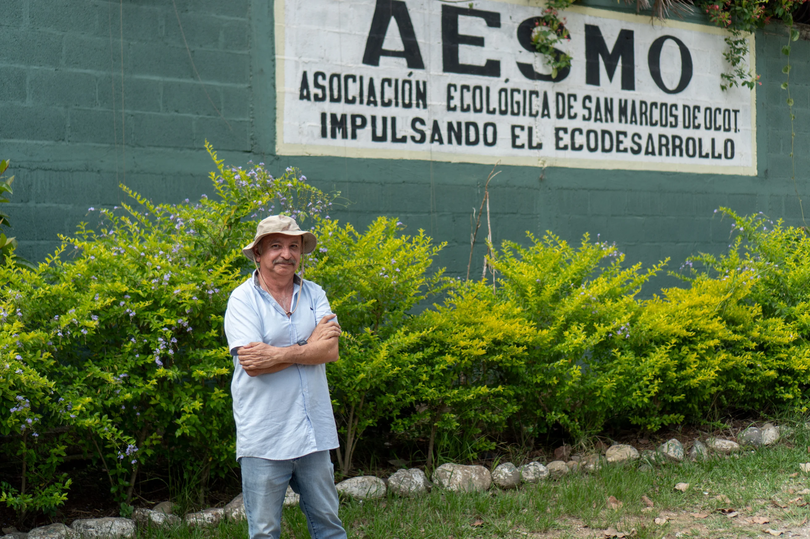 Víctor Saravia auf dem Bürogelände von AESMO