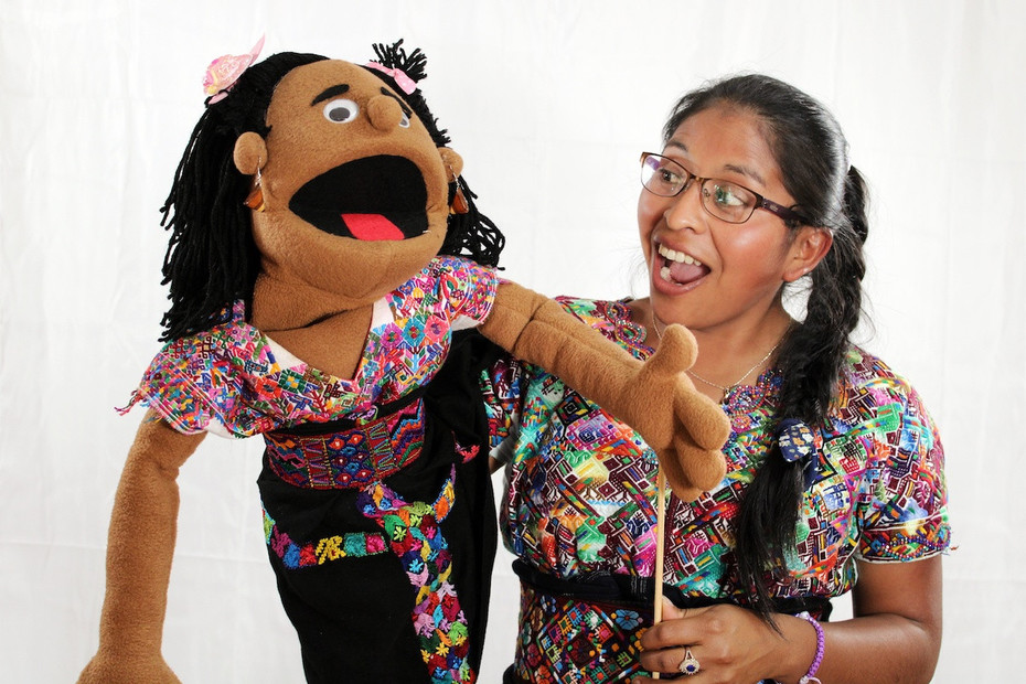 Mitarbeitende von Vivamos Mjor Guatemala mit ihren Handpuppen