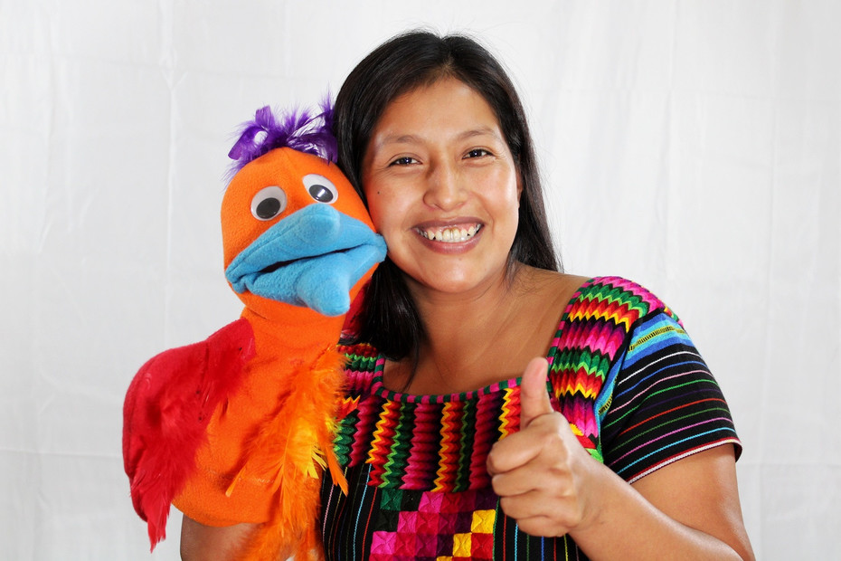Mitarbeitende von Vivamos Mjor Guatemala mit ihren Handpuppen