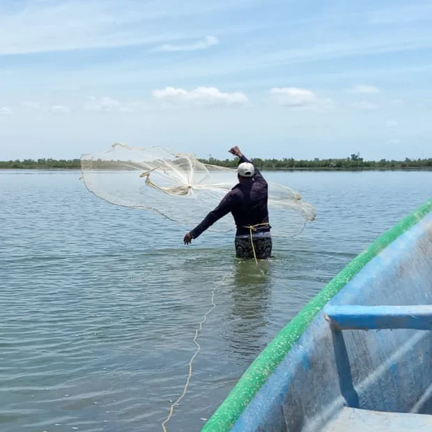 Traditionelle Fischerei zu Fuss im Wasser