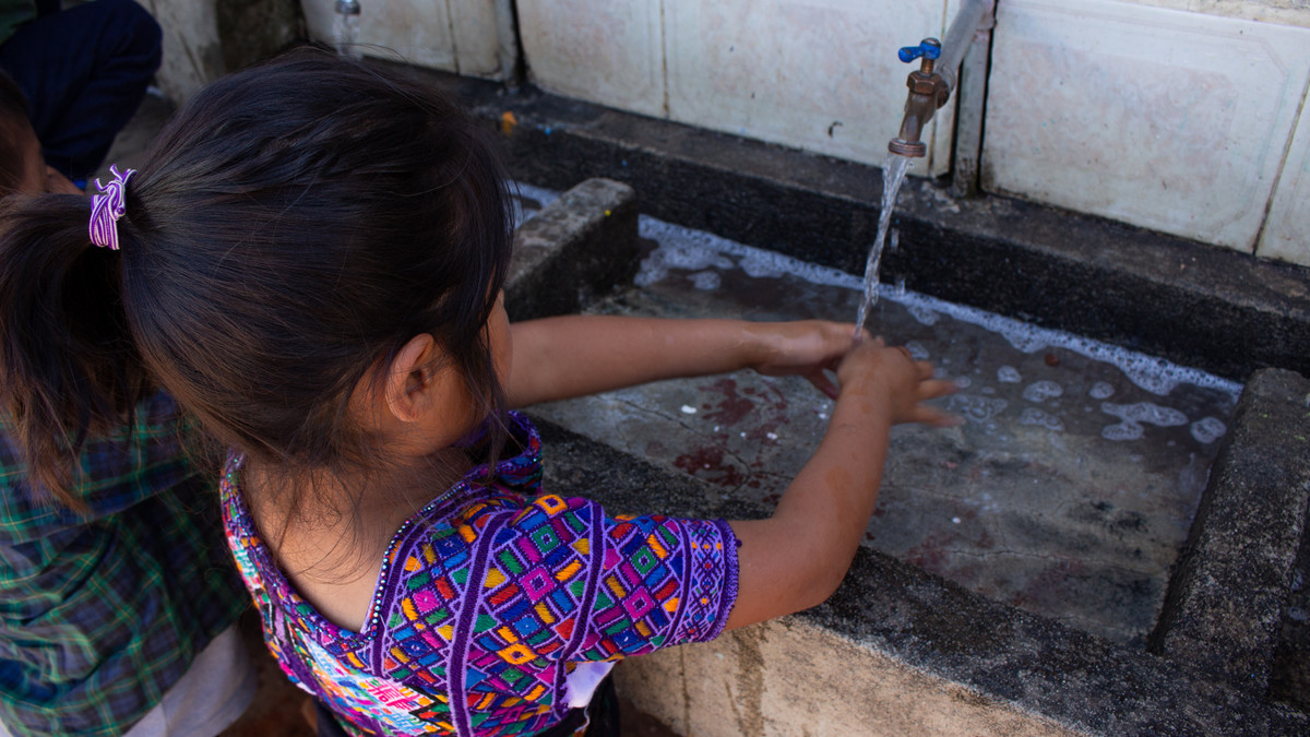 Mädchen in Guatemala am Händewaschen