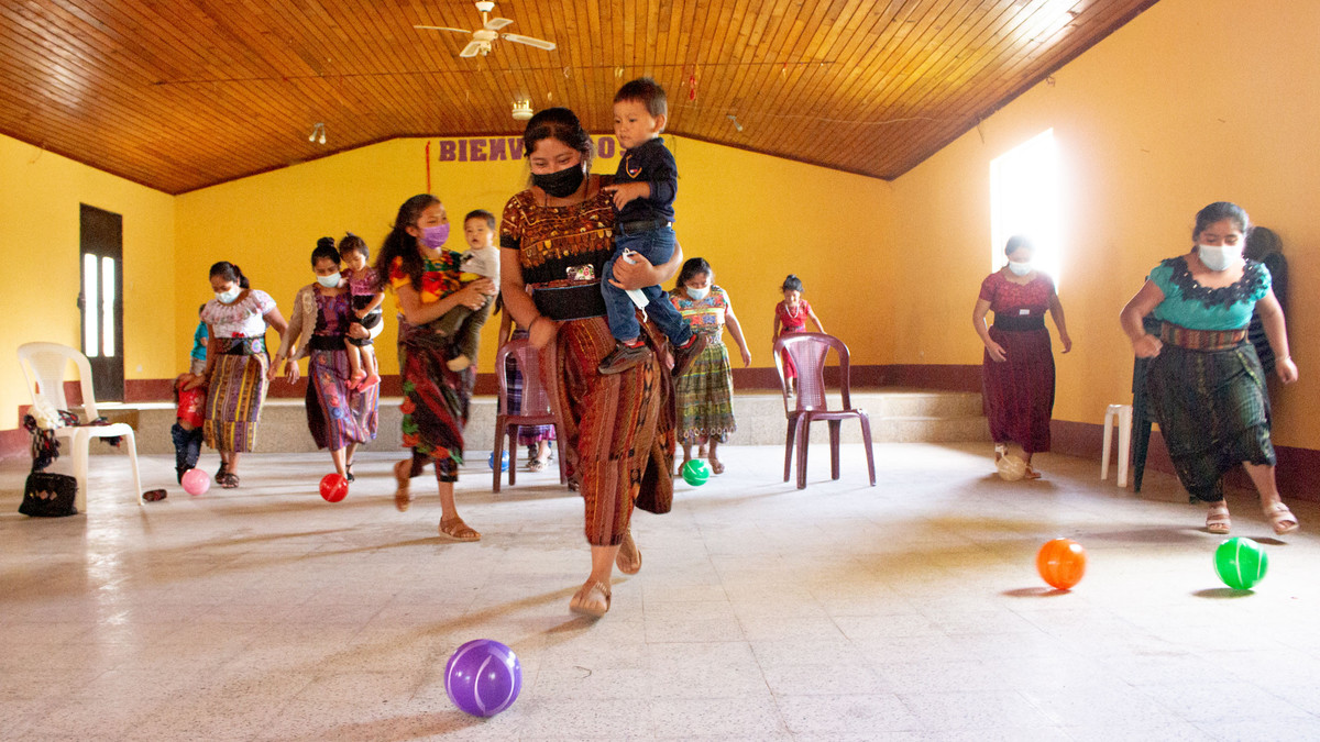 Mütter und Kinder am Spielen, Guatemala