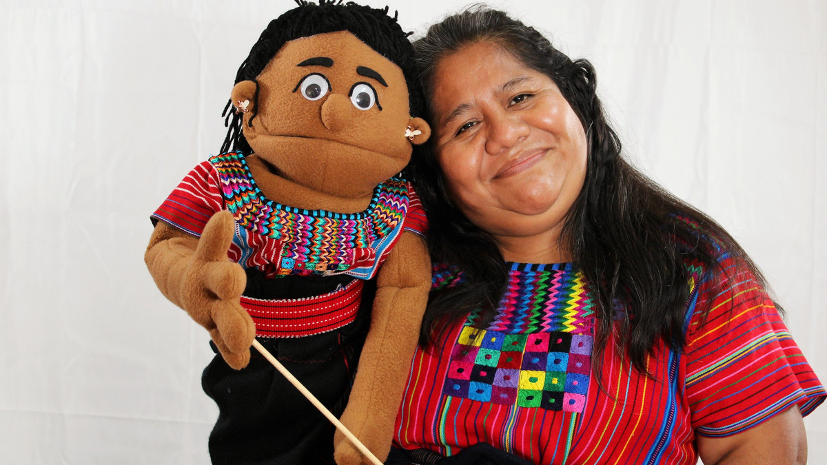 Juana Mendoza mit ihrer Handpuppe Ixmucané, welche Kindergeschichten erzählt.