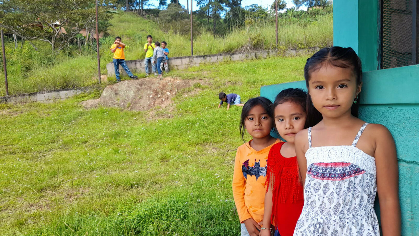 Kinder vor einer Schule in Honduras
