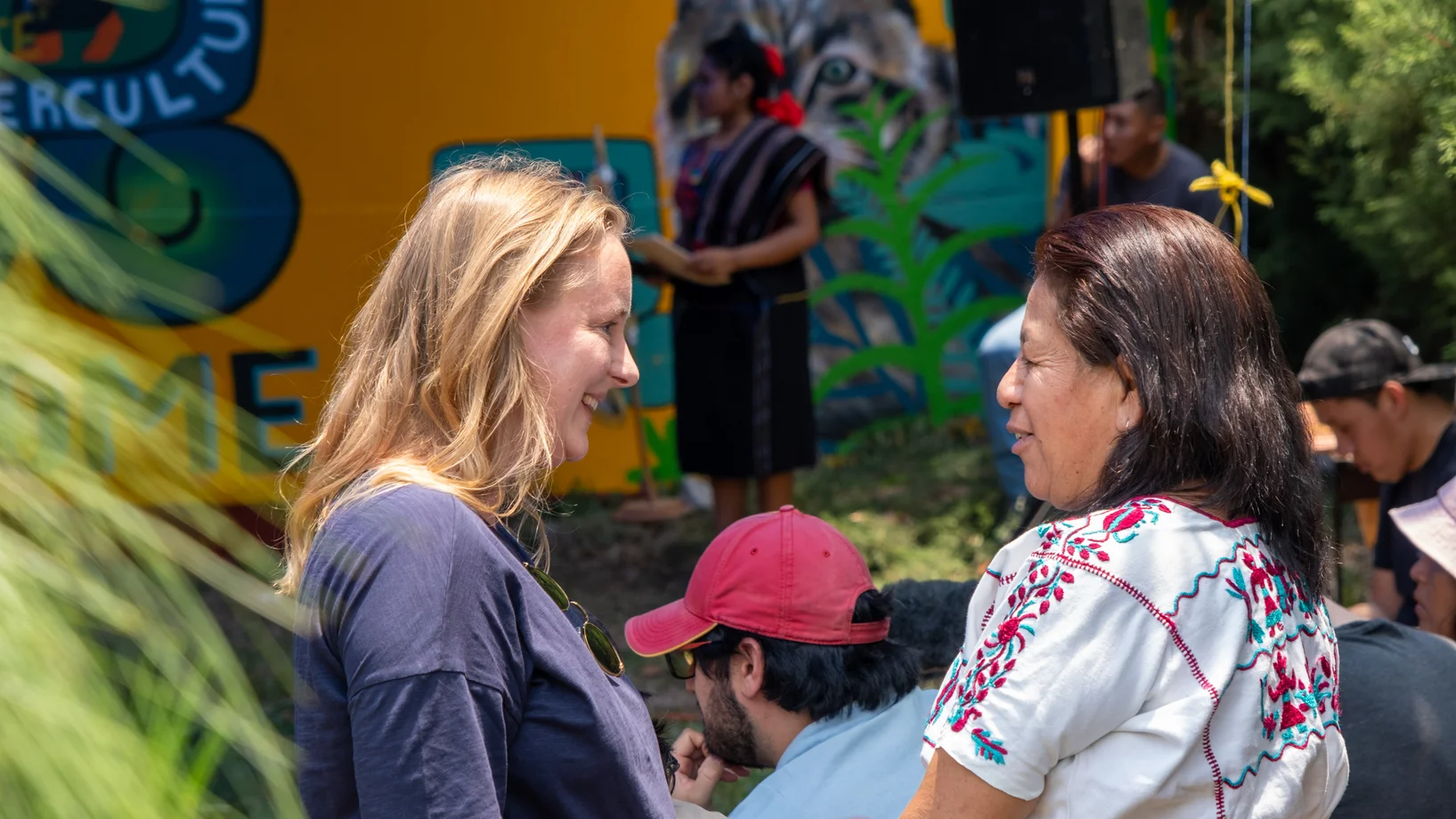 Johanna und eine Vertreterin des guatemaltekischen Bildungsministeriums