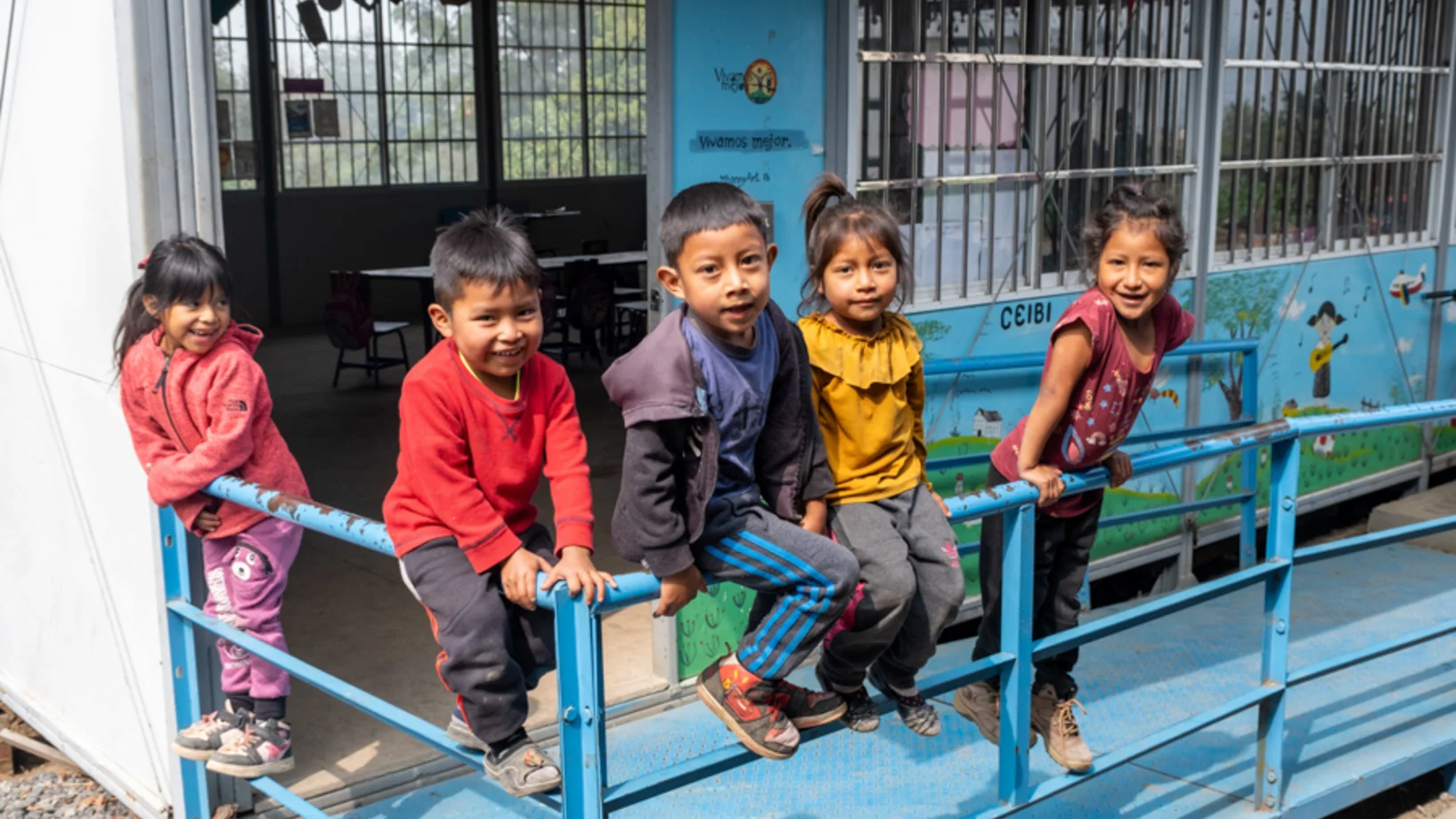 Kindergartenkinder vor einem CEIBI-Kindergarten