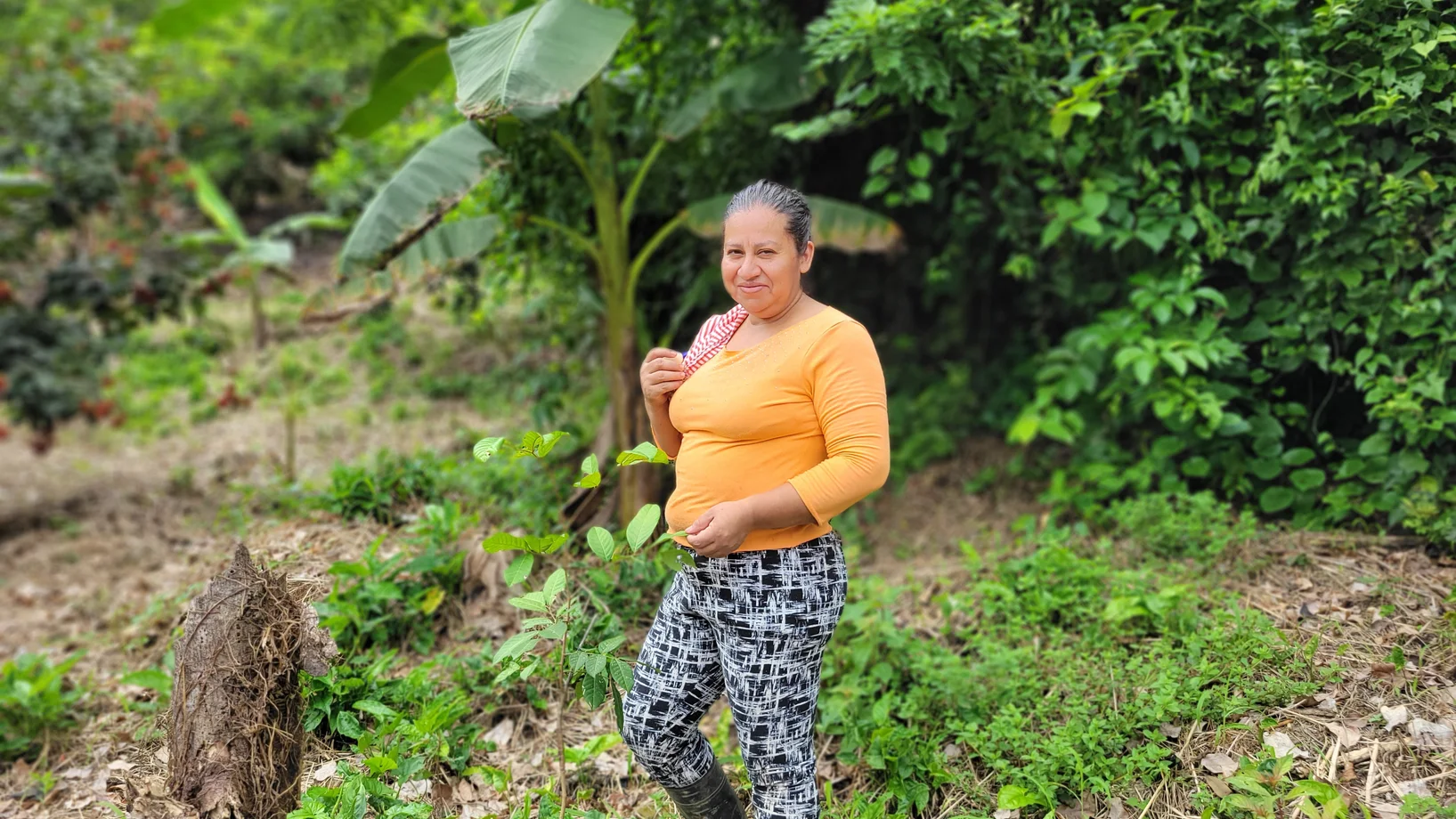 Kleinbäuerin in Honduras auf ihrem Feld